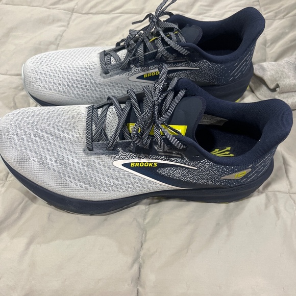 Men’s Brooks - Picture 2 of 4